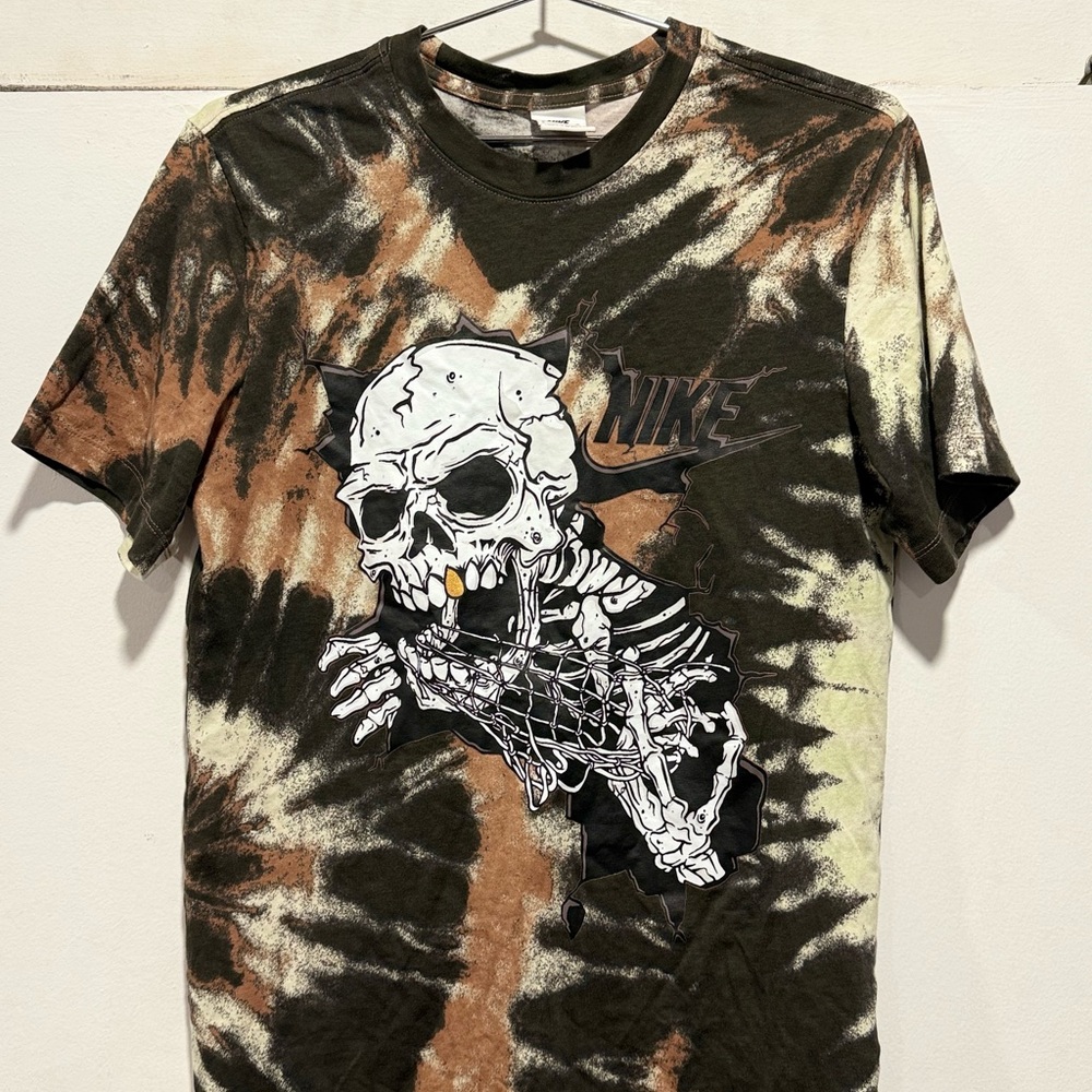 Nike Men's Black and Brown Graphic Tee